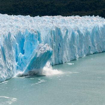 Un gigantesque morceau de glace se détache du glacier